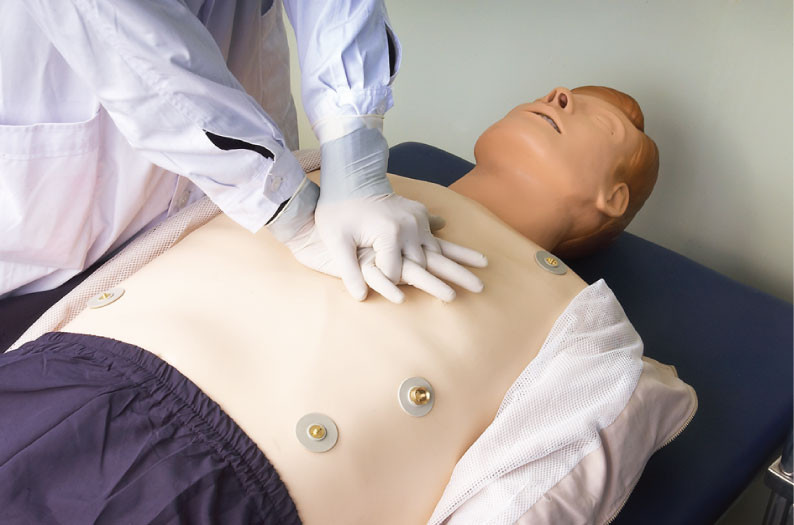 Pelatihan ALS Advanced First Aid Dummies dengan Defibrillation and Pacing Training